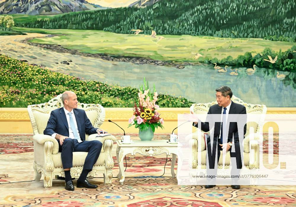 (241028) -- BEIJING, Oct. 28, 2024 -- Chinese Vice Premier He Lifeng, also a member of the Political Bureau of the Communist Party of China Central Committee, meets with Ben Keswick, executive chairman of Jardine Matheson, at the Great Hall of the People in Beijing, capital of China, Oct. 28, 2024. ) CHINA-BEIJING-HE LIFENG-JARDINE MATHESON-EXECUTIVE CHAIRMAN-MEETING (CN) ShenxHong