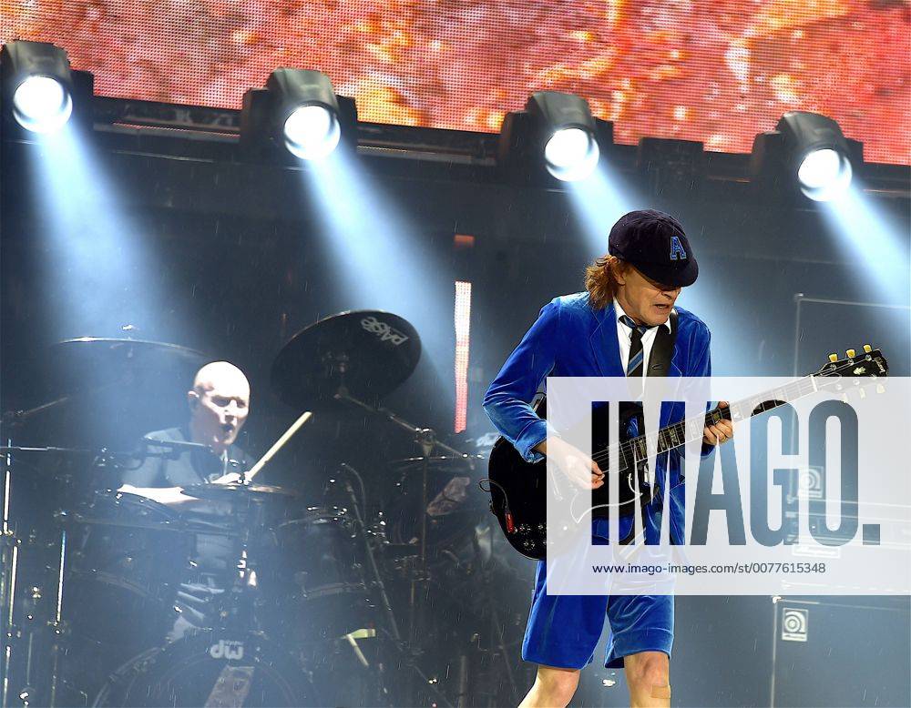 Bern, 29.05.2016, ACDC Show, Angus Young (Guitar) with Chris Slade (Drums)
