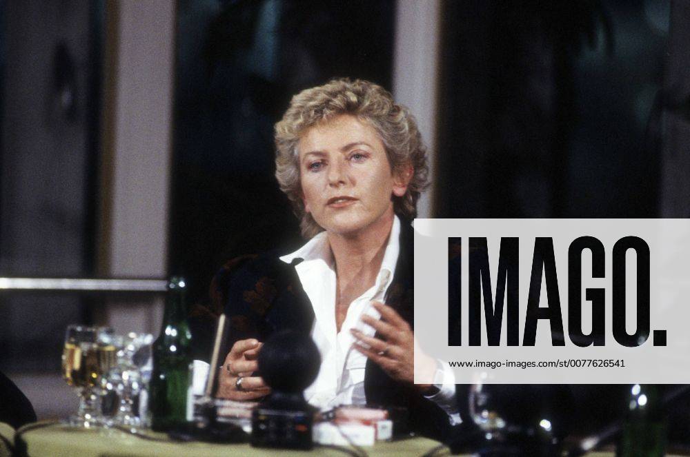 Gisela Marx (TV-Journalistin) 11 85 ru Gisela Marx im November 1985 Deutschland deutsch deutsche Frau Journalismus Produzentin Fernsehen Moderation Autorin Regisseurin german female tv journalist producer director quer halb sitzend sprechend gestikulierend