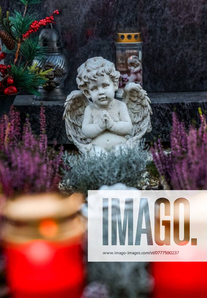 Braunau am Inn, AUT, On the road in Upper Austria, photo session, theme picture, various theme pictures, symbol picture, cemetery, Braunau city cemetery, in the picture cemetery, grave, graves, cemetery, flower arrangement, flowers, flower decoration, cross, crucifix, Jesus Christ, All Saints Day, angel, candles, grave, grave light, flowers, symbol picture, featur