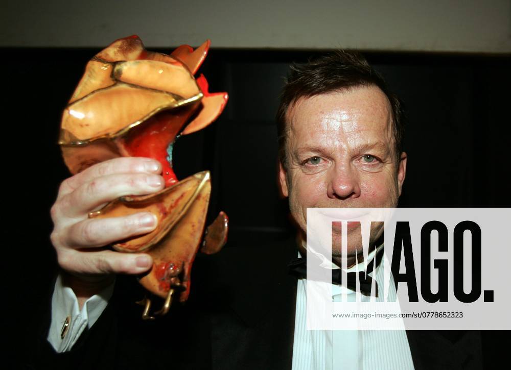 AFTONBLADET OUT GÖTEBORG 20060130 Injury actor Krister Henriksson with the Guldbaggen he received for best male lead for Sex, Hope and Love GÖTEBORG SWEDEN