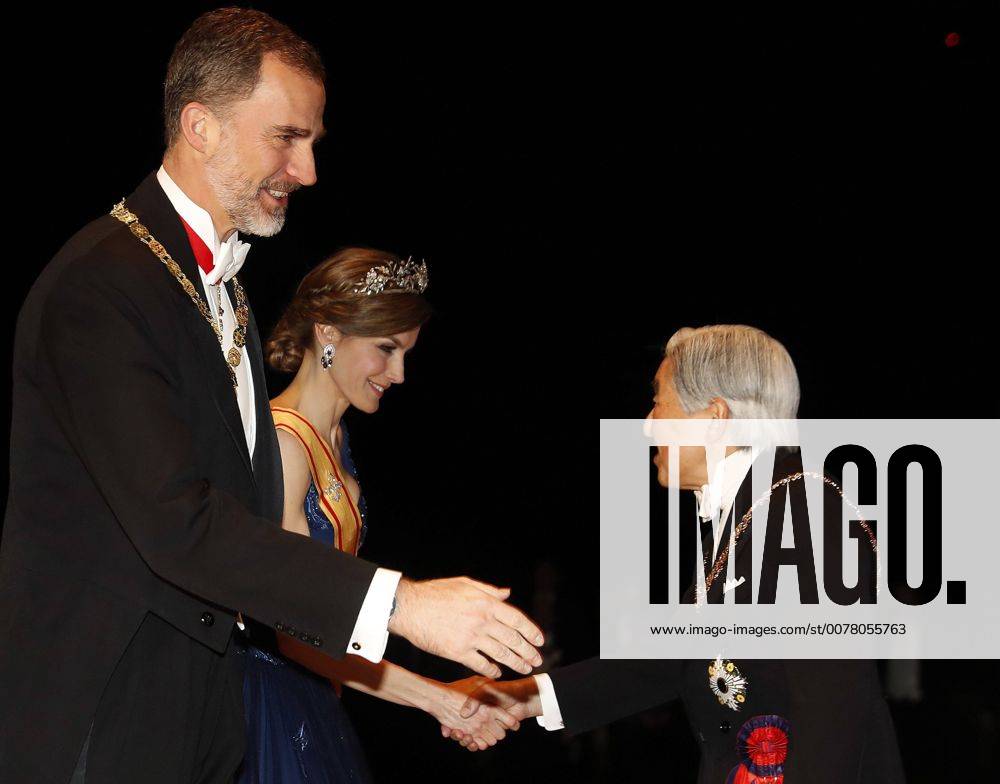 Spain s King Felipe VI (L) and Queen Letizia (C) are welcomed by Emperor Akihito (R) and Empress Michiko (unseen) upon their arrival for a gala dinner at the Imperial Palace in Tokyo, Japan, 05 April 2017. The Spanish Royal couple is on a state visit to Japan. Spanish royal couple visits Japan !ACHTUNG: NUR REDAKTIONELLE NUTZUNG!