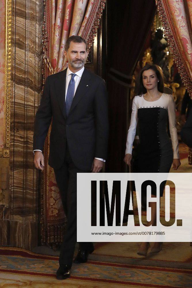 Spain s King Felipe VI (L) and Queen Letizia arrive for a luncheon they gave to representatives of the World of Literature on the occasion of the presentation of 2016 Miguel de Cervantes Award at the Royal Palace in Madrid, Spain, 19 April 2017. Spanish writer Eduardo Mendoza will receive the 2016 Miguel de Cervantes Award in a ceremony that will be held at the Alcala de Henares University s auditoriom on 20 April. Spanish royal couple offer a luncheon on the occassion of the 2016 Miguel de Cervantes Award !ACHTUNG: NUR REDAKTIONELLE NUTZUNG!