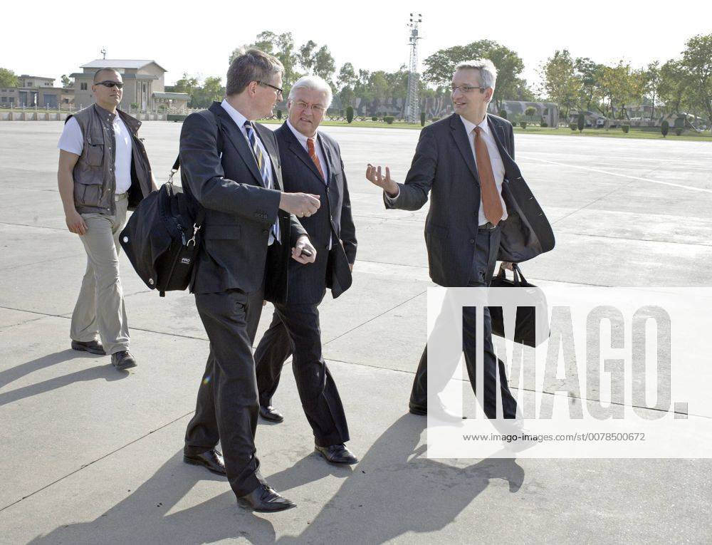 Frank-Walter STEINMEIER , SPD , Bundesaussenminister , Federal Minister for Foreign Affairs , mit Ministerialdirigent Stephan STEINLEIN , (l) Leiter des Leitungstabes und Pressesprecher Martin JÄGER (r) auf dem Flughafen von Islamabad. Islamabad Pakistan , 22.05.2007 , Islamabad Pakistan