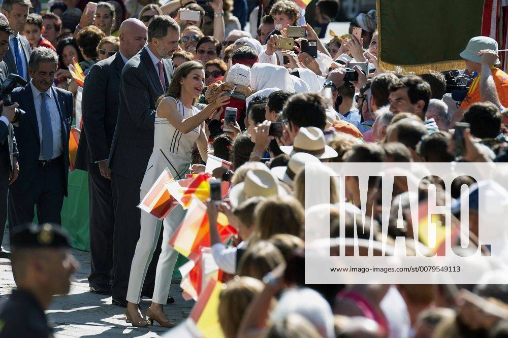 Spain s King Felipe VI (3L) and Queen Letizia (C-L) greet bystanders during their visit to the Monastery of Santo Toribio de Liebana on the occassion of the Lebaniego Jubilee Year 2017 in Potes, in the autonomous region of Cantabria, northern Spain, 19 July 2017. Spanish Royals visit the Monastery of Santo Toribio de Liebana !ACHTUNG: NUR REDAKTIONELLE NUTZUNG!