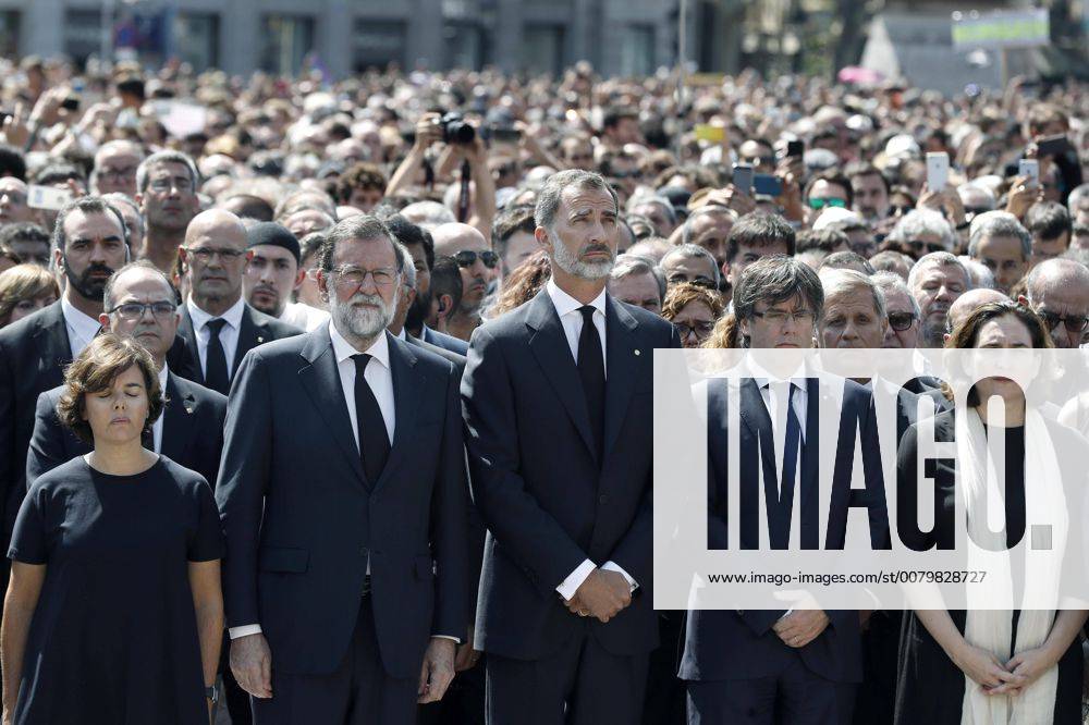 (From left, front) Spanish Vice Prime Minister, Soraya Saenz de Santamaria; Prime Minister, Mariano Rajoy; Spain s King Felipe VI; Catalonian Regional President, Carles Puigdemont; Barcelona s Mayor, Ada Colau; Spanish Home Minister, Juan Ignacio Zoido, observe a minute silence at Catalonia Square, in Barcelon, northeastern Spain, 18 August 2017, to mark 13 dead people and some 100 others injured in terrorist attacks committed a day before in Barcelona and Cambrils cities. Minute silence to pay tribute to victims a day after attacks in Catalonia !ACHTUNG: NUR REDAKTIONELLE NUTZUNG!