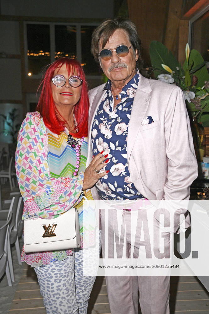 Jörg Draeger with wife Petra Draeger at the premiere of the TV reality format Promis unter Palmen at BeachMitte Berlin, 10 02 2025 Foto:xN.xKubelkax xFuturexImagex palmen_5276