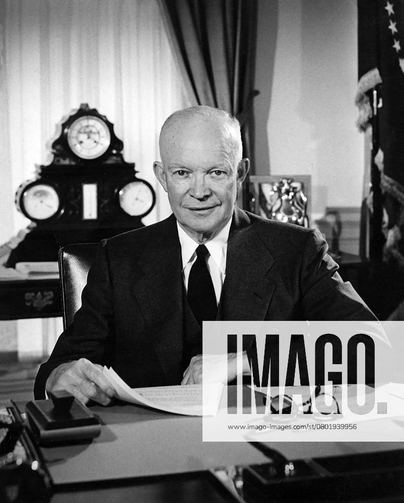 U.S. President Dwight D. Eisenhower seated at his desk, White House, Washington, D.C., USA, U.S. National Park Service, February 29, 1956 Washington USA - ZUMAg145 19560229_aza_g145_001