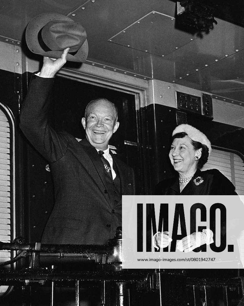 U.S. President Dwight D. Eisenhower and U.S. First Lady Mamie Eisenhower on campaign train during 1956 campaign for re-election, Washington, D.C., USA, U.S. National Park Service, November 1, 1956 Washington USA - ZUMAg145 19561101_aza_g145_001