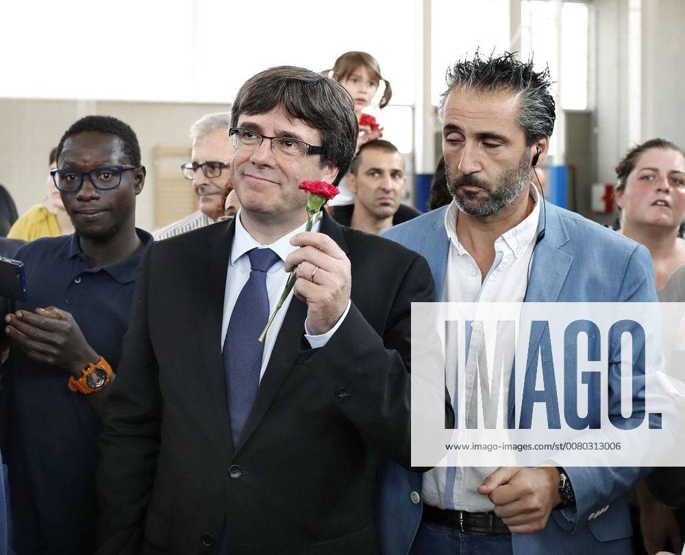 Catalan President, Carles Puigdemont (L), greets sympathizers as he arrives to the Sant Julià de Ramis school in Girona, where he was initially planned to vote, in Catalonia, northeastern Spain, on 01 October 2017. Puigdemont was scheduled to vote in Sant Julia de Ramis but he had to change of polling center at the last moment after the police forces seized the ballot boxes set for the Catalan independence referendum. Meanwhile, National Police officers and Civil guards have been deployed to prevent the people from entering to the polling centers and vote in the Catalan independence referendum, that has been banned by the Spanish Constitutional Court. The police action has provocked clashes between pro-independence people and the police forces. Catalan independence referendum !ACHTUNG: NUR REDAKTIONELLE NUTZUNG!