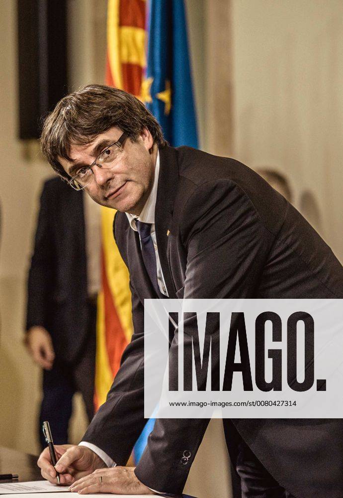 Themen der Woche October 10, 2017 - Barcelona, Catalonia, Spain - CARLES PUIGDEMONT, President of the Generalitat of Catalonia, signs the declaration of independence at the end of an plenary session in which he postponed the independence and the proclamation of the Catalan Republic after the valoraion of the results of the October 1st secession referendum. Spain s Central Government denies that there have been a referendum and does not accept the result as the Catalan referendum law had been suspended by Spain s constitutionalCatalonia Faces Possible Declaration of Independence Barcelona Spain - ZUMAo105 20171010_zap_o105_014