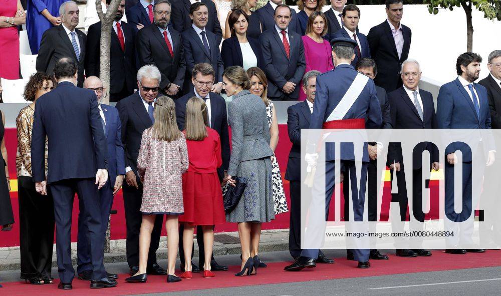 Spain s King Felipe Vi (C-R), and Queen Letizia (C-L), and their daughters princesses Sofia (2-L, front) and Leonor (3-L, front) shake hand with several regional presidents during the army parade to mark Spain s National Day in downtown Madrid, Spain, 12 October 2017. Some 3,900 people, including troops, Civil Guard officers, policemen, 78 planes and 84 vehicles are to take part in the parade. SPAIN NATIONAL DAY CELEBRATIONS !ACHTUNG: NUR REDAKTIONELLE NUTZUNG!