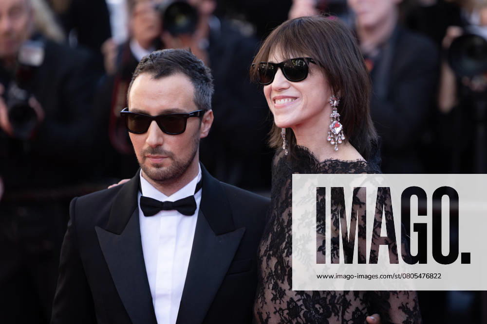 77. Internationalen Filmfestspiele von Cannes 2024 Cannes, Frankreich - 18.5.2024: Anthony Vaccarello und Charlotte Gainsbourg auf dem Roten Teppich vom Palais des Festivals während der 77. Internationalen Filmfestspiele von Cannes. Die 77. Internationalen Filmfestspiele von Cannes finden vom 14. bis 25. Mai 2024 statt. Provence-Alpes-CÃ te dAzur