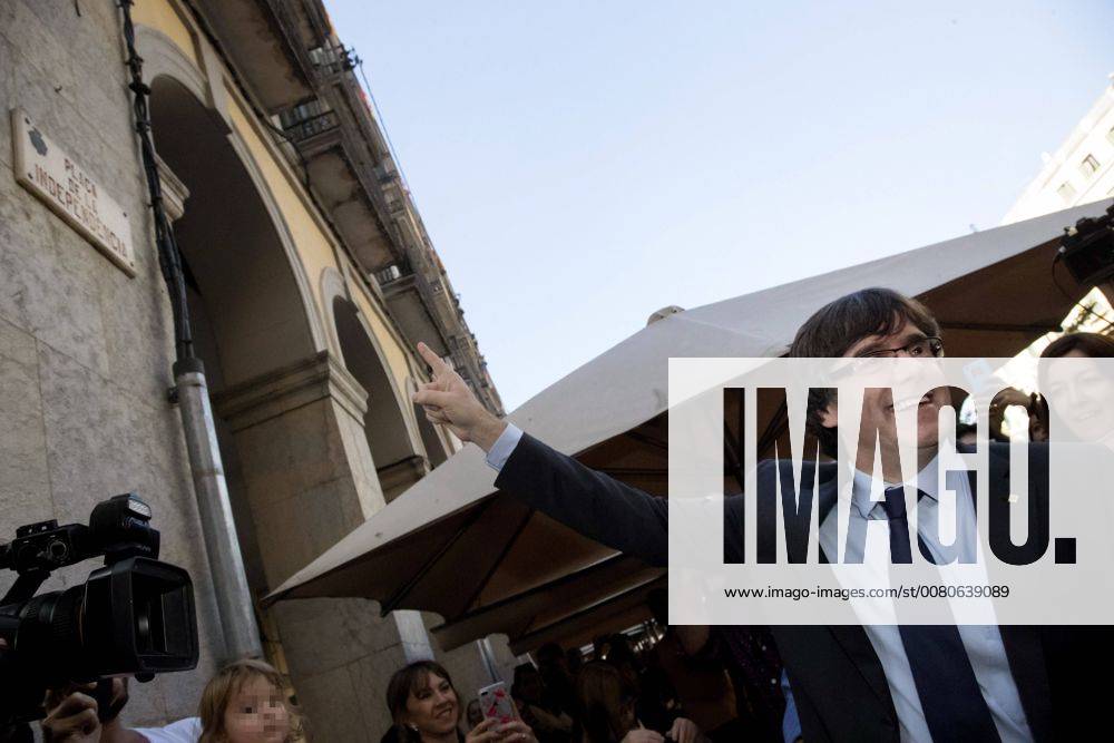 Catalan dismissed President, Carles Puigdemont (C), greets supporters as he leaves a restaurant in Vi square, Girona (Catalonia, northeastern Spain), 28 October 2017. Puigdemont offered a speech earlier today after Spanish Government removed him from post the previous day as part of the package of initiatives applied in observance to the Spanish Constitution s 155 Article. Puigdemont said that he does not acknowledge his dismissal as Catalan President and asked Catalans to have patience, persistance and perspective to defend the conquests achieved up to now . PUIGDEMONT GREETS SUPPORTERS AFTER HIS STATEMENT !ACHTUNG: NUR REDAKTIONELLE NUTZUNG!