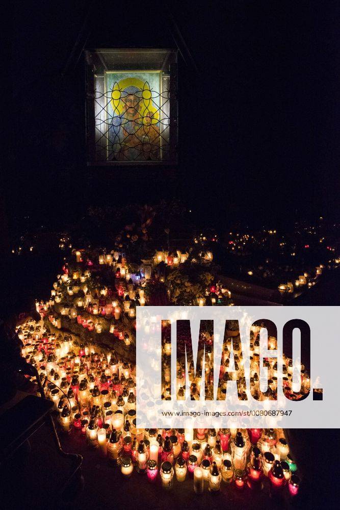 Allerheiligen in Polen November 1, 2017 - Poznan, Wielkopolska, Poland - November 1, 2017 - Poznan, Poland - All Saints Day at the historic Jezycki Cemetery. ! PUBLICATION IN THE NEGATIVE CONTEXT IS FORBIDDEN Poznan Poland - ZUMAt233 20171101_zap_t233_003