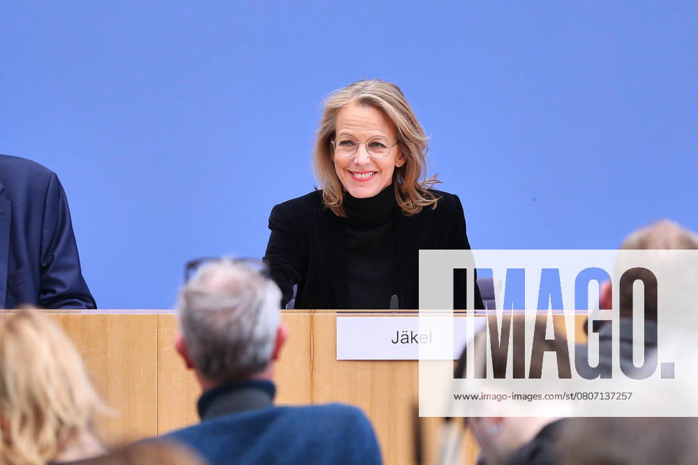 Federal Press Conference Initiative for an effective state Interim report and recommendations for action for a state reform Julia Jäkel, media manager and supervisory board member