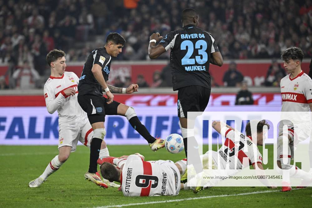 Strafraumszene, Torraumszene Torschuss Aktion Torchance Piero Hincapie Bayer 04 Leverkusen (03) Ermedin Demirovic VfB Stuttgart (09) Ramon Hendriks VfB Stuttgart (03) Nordi Mukiele Bayer 04 Leverkusen (23) Angelo Stiller VfB Stuttgart (06) Ameen Al-Dakhil VfB Stuttgart (02) MHPArena, MHP Arena Stuttgart, Baden-Württemberg, Deutschland, Europa Penalty area scene, goal area scene Goal kick Action Goal chance Piero Hincapie Bayer 04 Leverkusen (03) Ermedin Demirovic VfB Stuttgart (09) Ramon Hendriks VfB Stuttgart (03) Nordi Mukiele Bayer 04 Leverkusen (23) Angelo Stiller VfB Stuttgart (06) Ameen Al-Dakhil VfB Stuttgart (02) MHPArena, MHP Arena Stuttgart, Baden-Württemberg, Germany, Europe