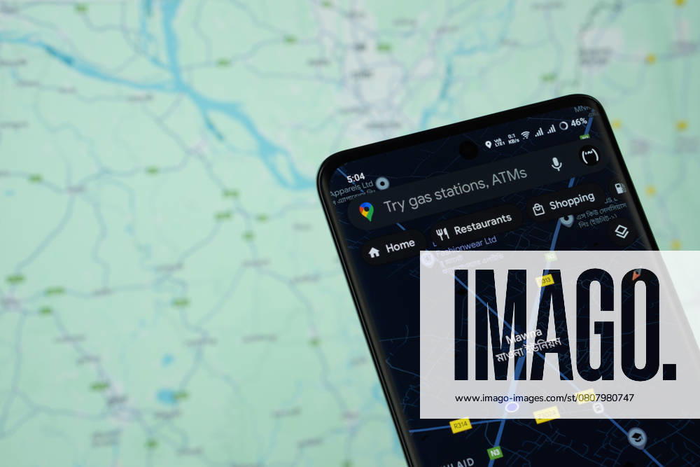 Dhaka, Bangladesch - 16. März 2025: Die App von google maps wird auf einem Smartphone-Bildschirm angezeigt, und die Website google maps ist auf einem Computerbildschirm im Hintergrund zu sehen. Dhaka, Bangladesch - 16. März 2025: Die App von google maps wird auf einem Smartphone-Bildschirm angezeigt, und die Website google maps ist auf einem Computerbildschirm im Hintergrund zu sehen.