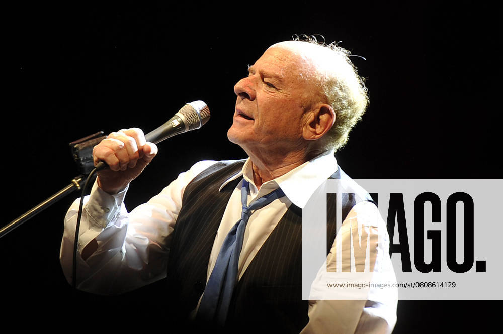Art Garfunkel performing at Glastonbury Festival SHEPTON MALLET, ENGLAND - JUNE 25: Art Garfunkel performing on The Acoustic Stage at Glastonbury Festival, Worthy Farm, Pilton, on June 25, 2016 in Shepton Mallet, England. CAP MAR MAR Great Britain