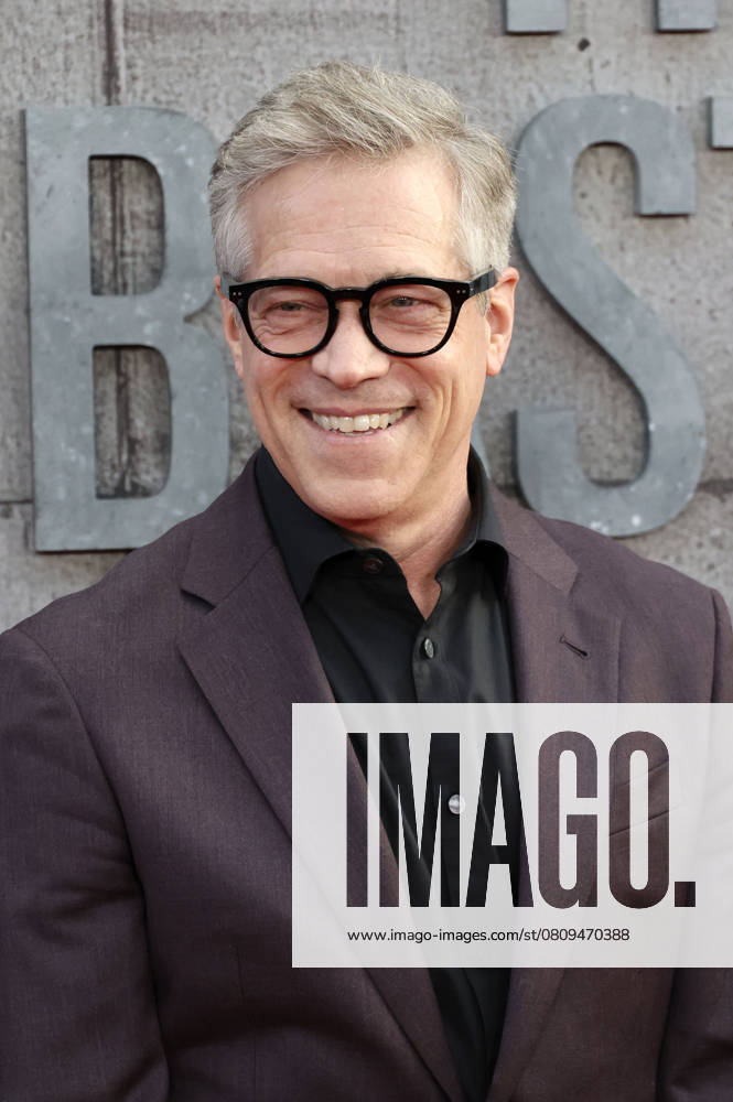 Steve Stark at the premiere of season 6 of the Hulu series The Handmaid s Tale The Handmaid s Tale at the TCL Chinese Theatre Los Angeles, 02 04 2025 Foto:xJ.xFuturexImagex tale_5464
