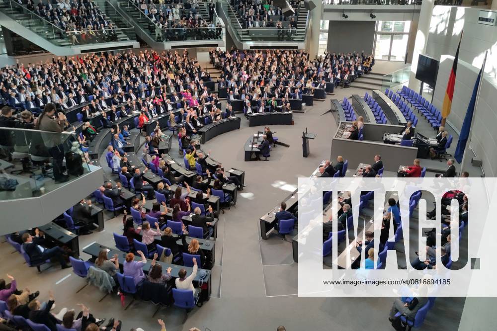 German Bundestag 2 Bundestag session Vote on a second ballot, all MPs raise their hands