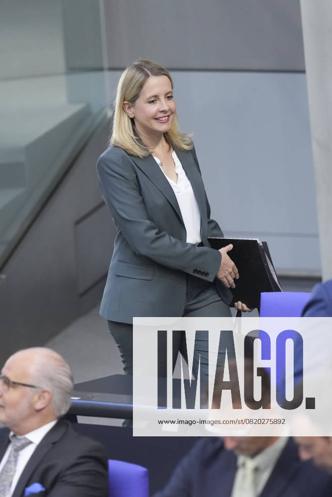 German Bundestag, 6 plenary session Verena Hubertz, Federal Minister for Housing, Urban Development and Construction dynamic on her arrival on her way to the government bench before the 6 session of the German Bundestag in Berlin, 21 05 2025 Berlin Berlin Germany