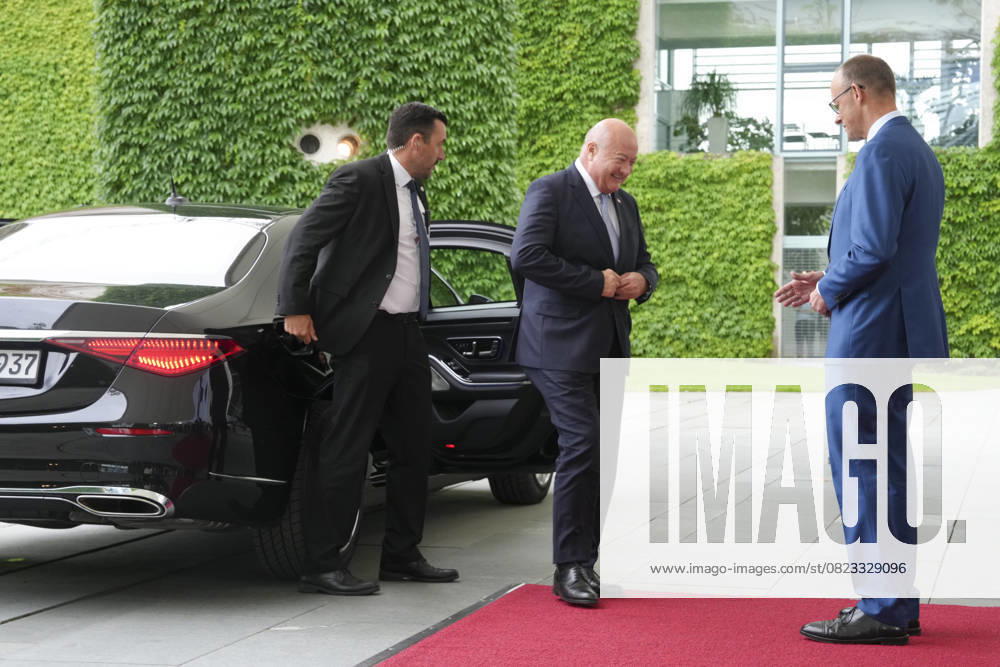 Federal Chancellor Merz receives Austrian Federal Chancellor Stocker Federal Chancellor Friedrich Merz together with Federal Chancellor Chistian Stocker on arrival at the Federal Chancellery, Berlin, 27 06 2025 Berlin Berlin Germany