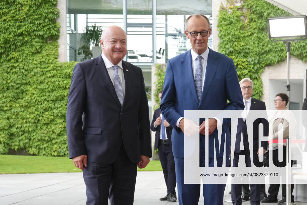 Federal Chancellor Merz receives Austrian Federal Chancellor Stocker Federal Chancellor Friedrich Merz together with Federal Chancellor Chistian Stocker on arrival at the Federal Chancellery, Berlin, 27 06 2025 Berlin Berlin Germany