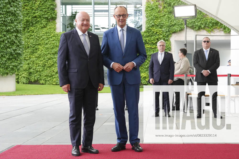 Federal Chancellor Merz receives Austrian Federal Chancellor Stocker Federal Chancellor Friedrich Merz together with Federal Chancellor Chistian Stocker on arrival at the Federal Chancellery, Berlin, 27 06 2025 Berlin Berlin Germany