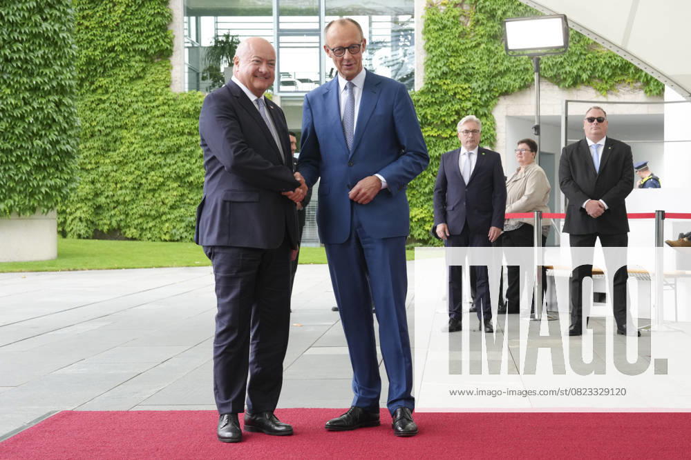 Federal Chancellor Merz receives Austrian Federal Chancellor Stocker Federal Chancellor Friedrich Merz together with Federal Chancellor Chistian Stocker at the handshake on arrival at the Federal Chancellery, Berlin, 27 06 2025 Berlin Berlin Germany