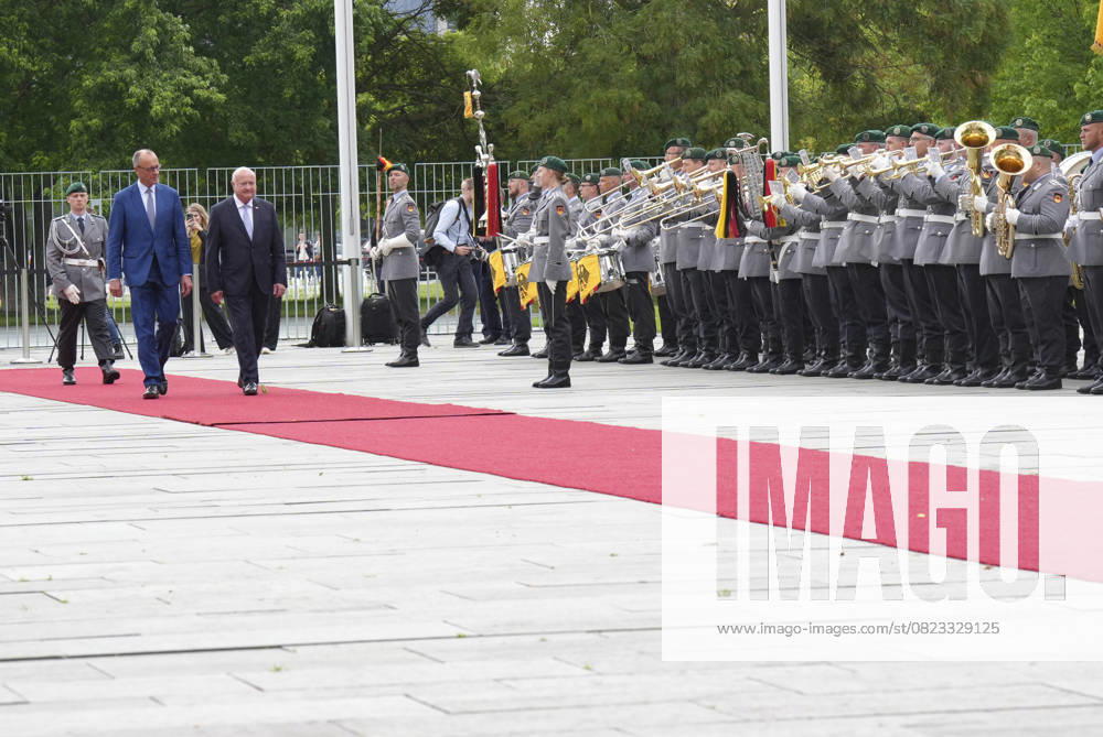 Federal Chancellor Merz receives the Austrian Federal Chancellor Stocker Federal Chancellor Friedrich Merz together with Federal Chancellor Chistian Stocker at the ceremonial procession of the Bundeswehr in the courtyard of the Chancellery, Berlin, 27 06 2025 Berlin Berlin Germany