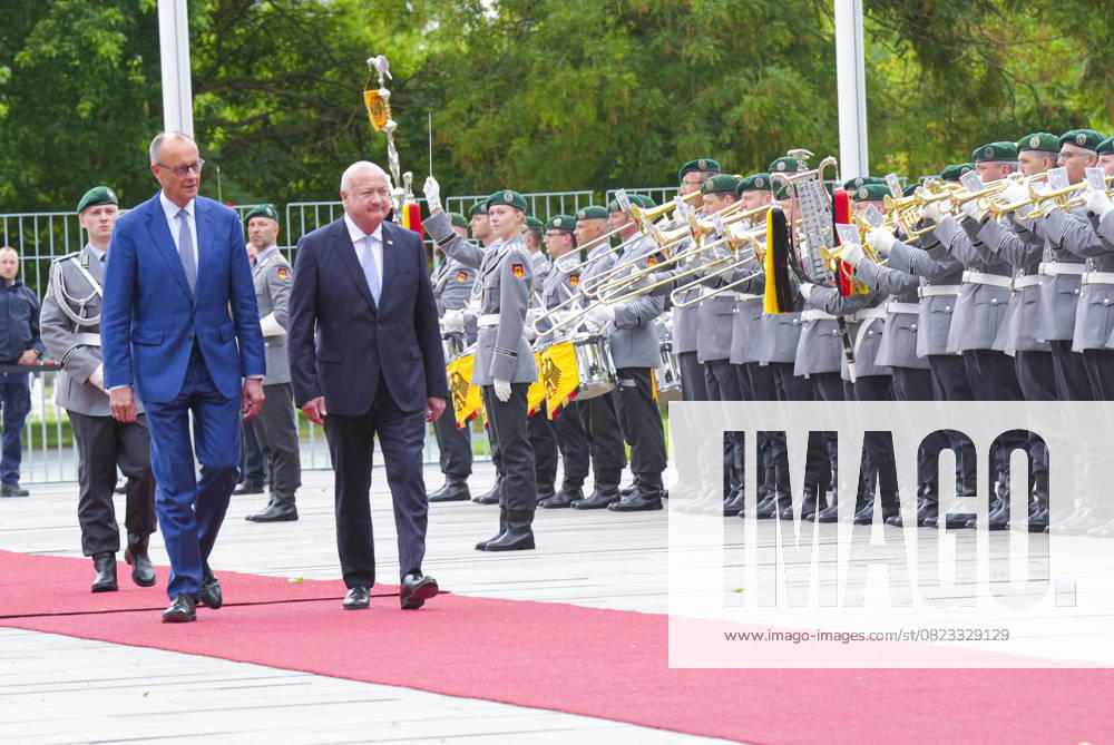 Federal Chancellor Merz receives the Austrian Federal Chancellor Stocker Federal Chancellor Friedrich Merz together with Federal Chancellor Chistian Stocker at the ceremonial procession of the Bundeswehr in the courtyard of the Chancellery, Berlin, 27 06 2025 Berlin Berlin Germany
