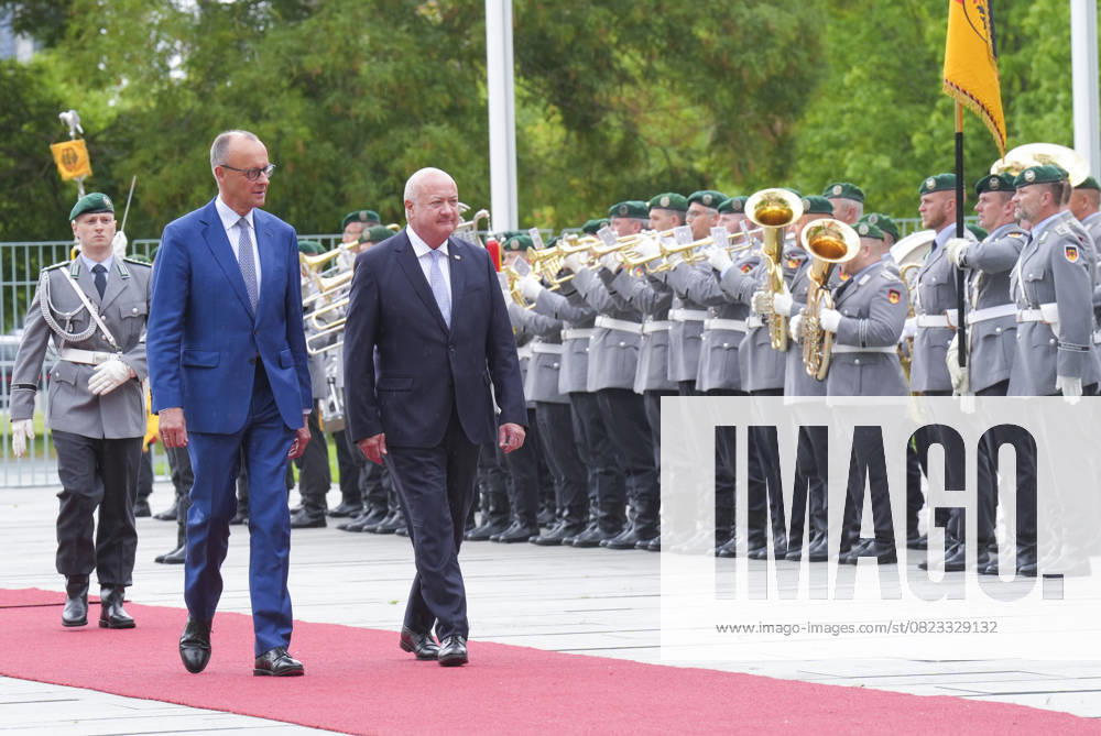 Federal Chancellor Merz receives the Austrian Federal Chancellor Stocker Federal Chancellor Friedrich Merz together with Federal Chancellor Chistian Stocker at the ceremonial procession of the Bundeswehr in the courtyard of the Chancellery, Berlin, 27 06 2025 Berlin Berlin Germany
