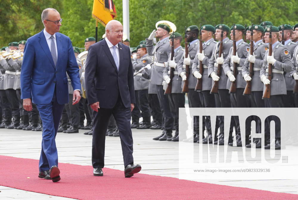 Federal Chancellor Merz receives the Austrian Federal Chancellor Stocker Federal Chancellor Friedrich Merz together with Federal Chancellor Chistian Stocker at the ceremonial procession of the Bundeswehr in the courtyard of the Chancellery, Berlin, 27 06 2025 Berlin Berlin Germany