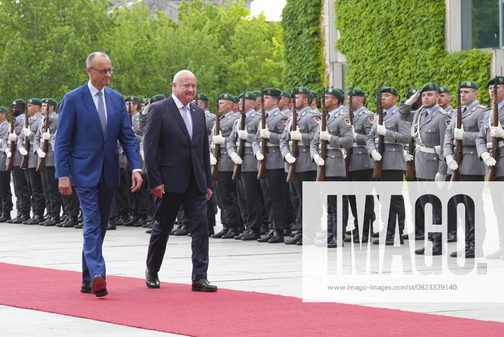 Federal Chancellor Merz receives the Austrian Federal Chancellor Stocker Federal Chancellor Friedrich Merz together with Federal Chancellor Chistian Stocker at the ceremonial procession of the Bundeswehr in the courtyard of the Chancellery, Berlin, 27 06 2025 Berlin Berlin Germany