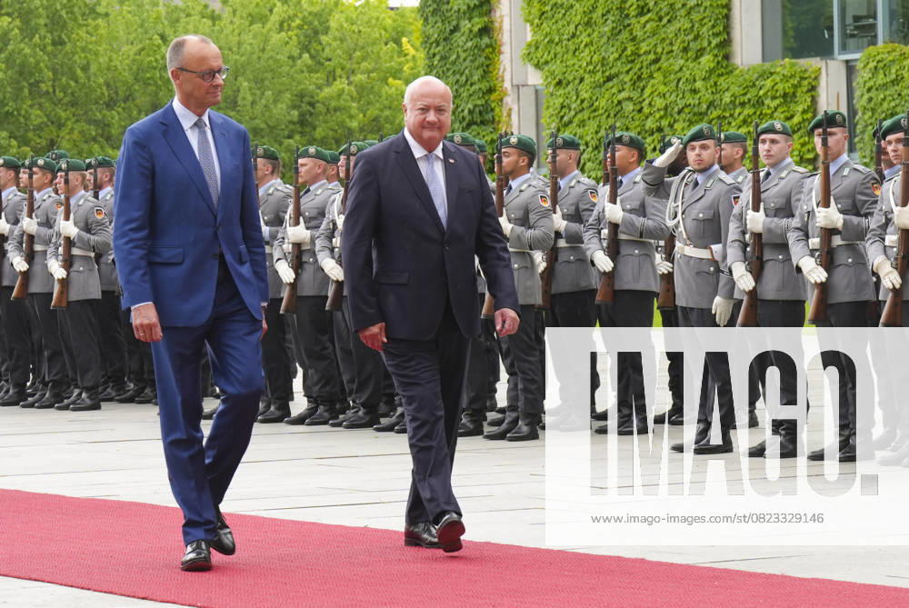 Federal Chancellor Merz receives the Austrian Federal Chancellor Stocker Federal Chancellor Friedrich Merz together with Federal Chancellor Chistian Stocker at the ceremonial procession of the Bundeswehr in the courtyard of the Chancellery, Berlin, 27 06 2025 Berlin Berlin Germany
