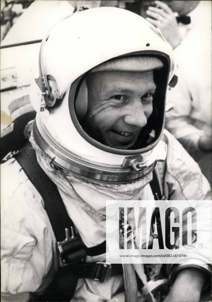 Astronaut Comets NASA Space Spaceship UFOs 11 November 1966 Gemini 12 Astronaut provides Record at Air Force Major Edwin e Aldrin Jr returned Today to a two hours Spacewalk in the Cabin from Gemini 12 back the Longest Walking tour shall prove it, that the Human at Space work can pictures Air Force Major Edwin e Aldrin Jr