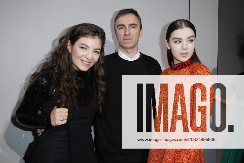 Singer Lorde, designer Raf Simons and Hailee Steinfeld Backstage at Christian Dior fashion show , collection prêt à porter automne hiver 2015 2016, in Paris On march 6th 2015 On Backstage at Christian Dior fashion show F W ready to wear 2015 2016 in Paris On march 6th 2015 Paris France