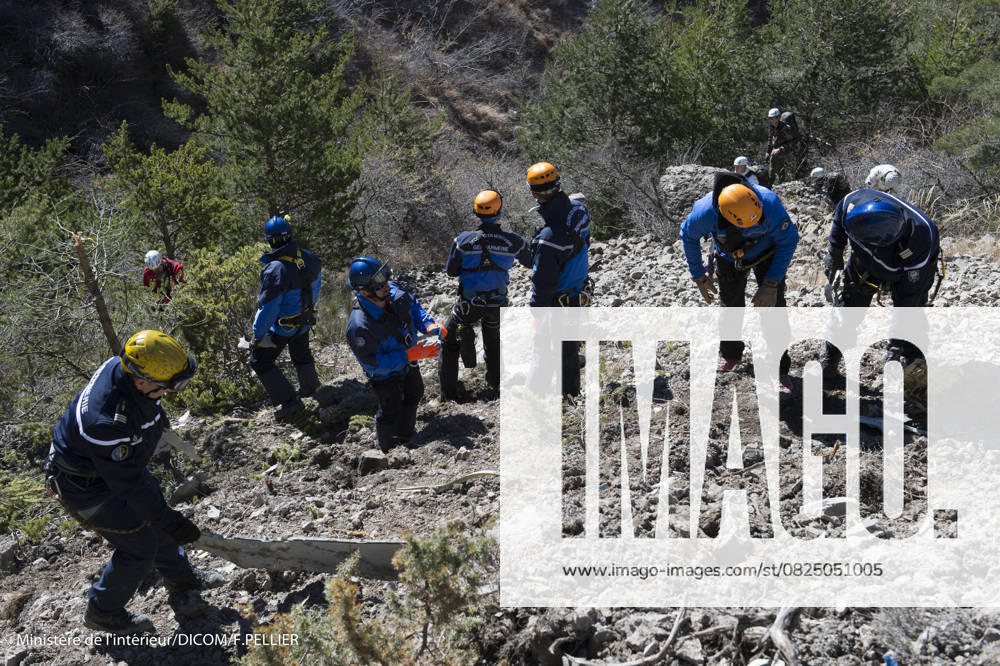 Les secours et gendarmes sur les lieux du crash de lairbus A320 Germanwings près de la Seyne les Alpes le 26 mars 2015 Search and rescue teams scoured the French Alps to reach the remote region where the Germanwings Airbus A320 crashed on March 26, 2015 Seyne les Alpes France