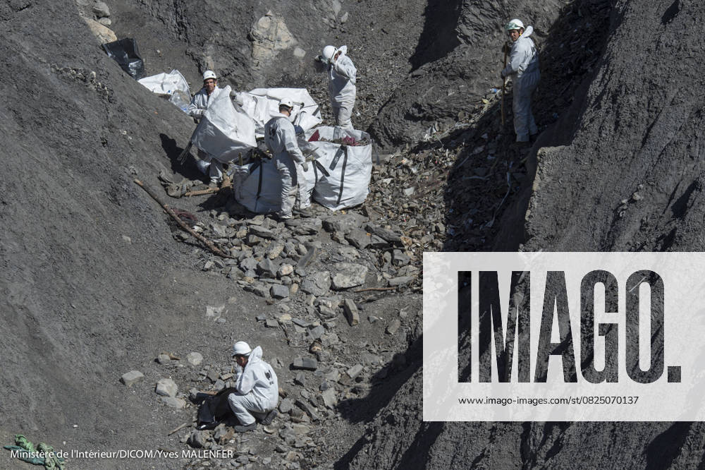 Opération de dépollution sur le site du crash du vol de lairbus A320 de la compagnie Germanwings, près de Le Vernet, le 13 avril 2015 Operation to collect wreckage from the crash site of the German Airbus A320 of the low cost carrier Germanwings as part of the search operations near Le Vernet on April 13, 2015 Vernet France