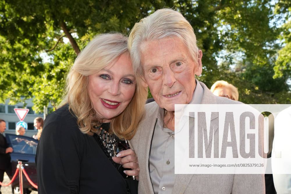 Nibelungen Festival 2025 Klaus Bresser with his wife Evelyn Bresser at the premiere of the play SEE AUS ASCHE - Das Lied der Nibelungen at the Nibelungen Festival on 11 July 2025 in front of Worms Cathedral Worms Worms Cathedral Rhineland-Palatinate