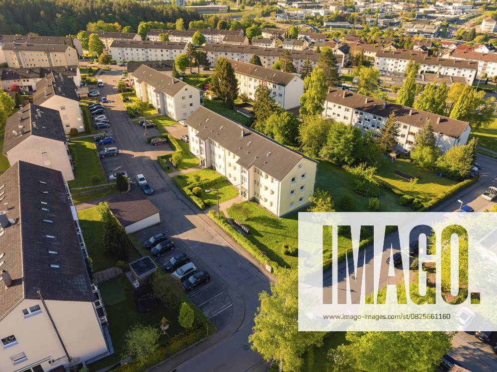 Grüne Wohnsiedlung mit Bäumen und Straßen in einer ruhigen Umgebung, Calw, Schwarzwald, Deutschland, Europa Green housing estate with trees and streets in a quiet neighbourhood, Calw, Black Forest, Germany, Europe