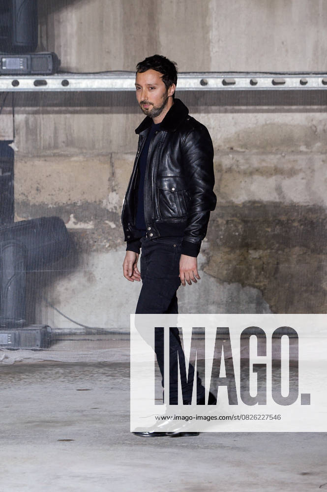 Le styliste Anthony Vaccarello au défilé Saint Laurent Prêt à Porter femme automne hiver 2017 2018 rue de Bellechasse dans les locaux en travaux du QG de la marque le 28 février 2017 Designer Anthony Vaccarello during the Saint Laurent designed by A Vaccarello show as part of the Paris Fashion Week Womenswear Fall Winter 2017 2018 on February 28, 2017 in