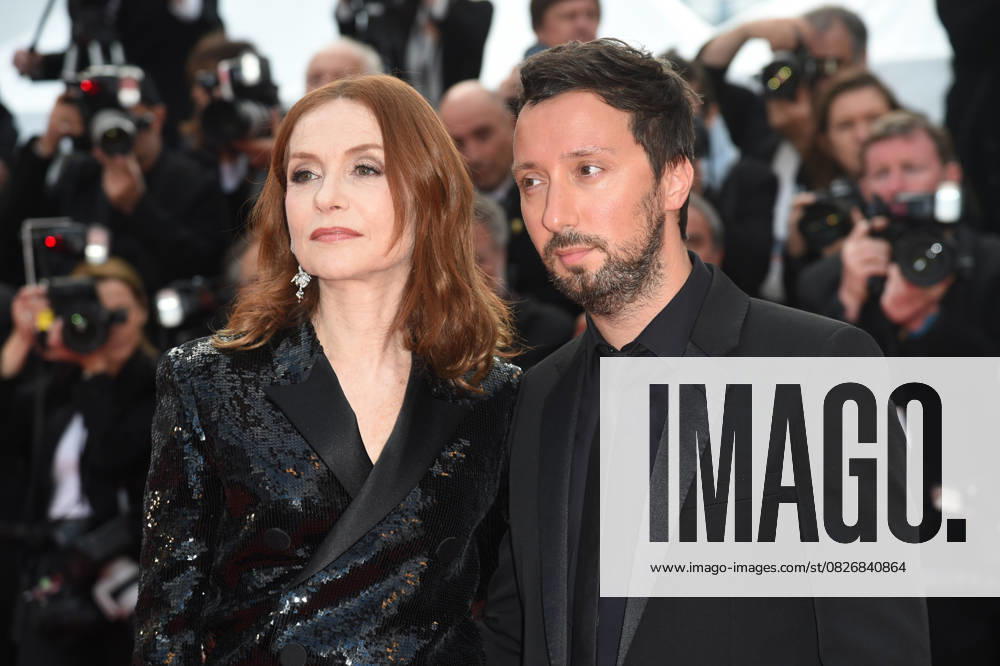 Isabelle Huppert et Anthony Vaccarello Montée des marches du film Le Grand Bain lors du 71ème Festival International du Film de Cannes Le 13 mai 2018 Giancarlo Gorassini Bestimage Red carpet for the movie Sink Or Swim during the 71th Cannes International Film festival On may 13th 2018 Cannes France