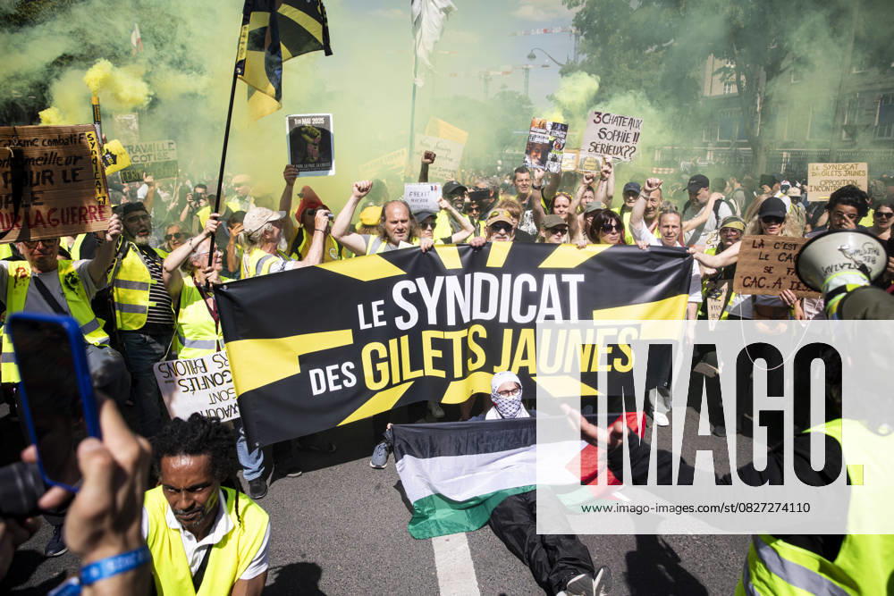 Clashes erupt between police and protesters during May Day rally in Paris PARIS, FRANCE - MAY 1: Demonstrators take part in the the annual Labour Day rally at Place d’Italie in Paris, France on May 1, 2025. France World. Editorial use only. Please get in touch for any other usage.