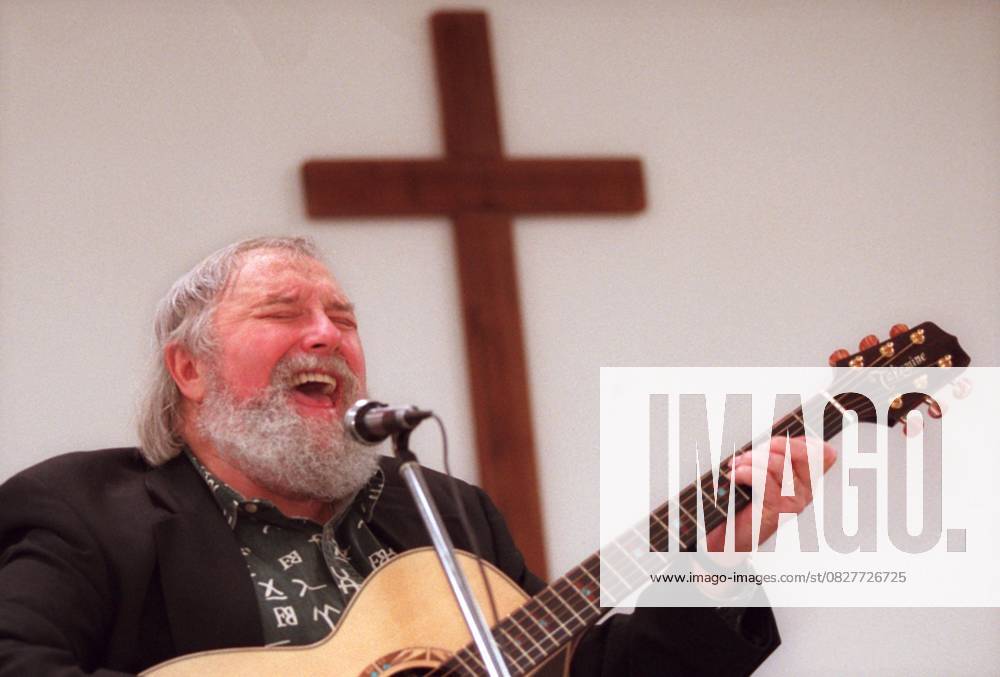 Florida News - April 25, 2007 PT 60695 - - DELIVER TO: Pasco - - 1 18 98 - - Zephyrhills - - CAPTION INFO: Charlie Daniels sings near a cross during Sunday service at the Angelus in Hudson. Proceeds from a full day of music at Zephyrhills Festival Park, with Charlie Daniels as the headliner, will benefit the Angelus. - - Times Photo by: John Pendygraft - - Story By: Jennifer Brett - - SCANNED BY: PEND - - RUN DATE: 1 19 98
