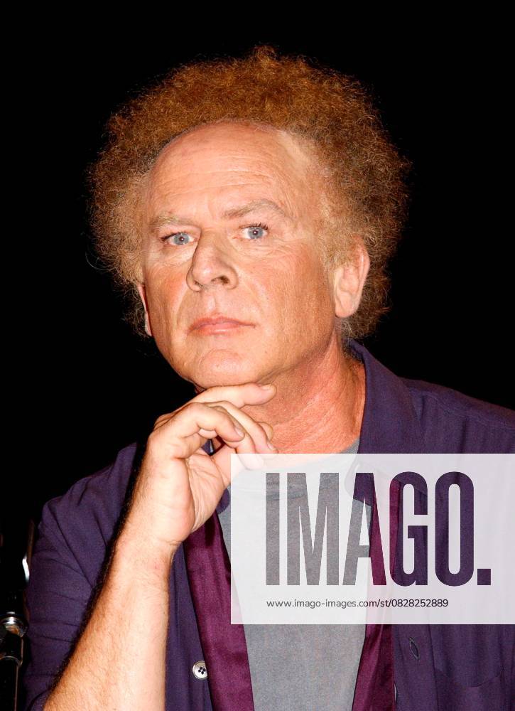 SIMON GARFUNKEL AR Sept. 9, 2003 - K32677AR..PAUL SIMON AND ART GARFUNKEL TO ANNOUNCE THEIR REUNION,.SIMON AND GARFUNKEL THE 2003 CONCERT TOUR AT BOTTOM LINE IN NEW YORK CITY.9 9 2003. ANDREA RENAULT ART GARFUNKEL