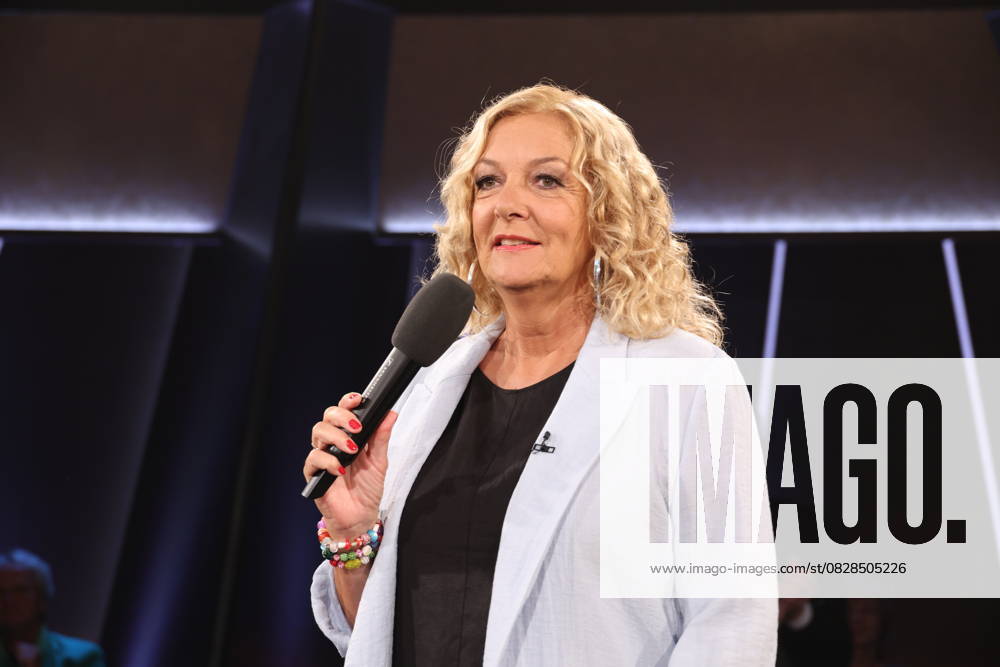 Bettina Tietjen hosts the NDR Talk Show, photo session on 11 7 2025 before the recording of the talk show, broadcast on 1 8 2025 in the 3 program of NDR television, Hamburg Lokstedt television studio