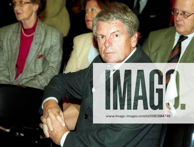 Klaus Bresser at a lecture event of the Sparkasse Saarbruecken on 15 November 2000 in Saarbruecken The former editor-in-chief of the ZDF and spokesman of the Today Journal is today moderated by Pensionaer but still the program Na and