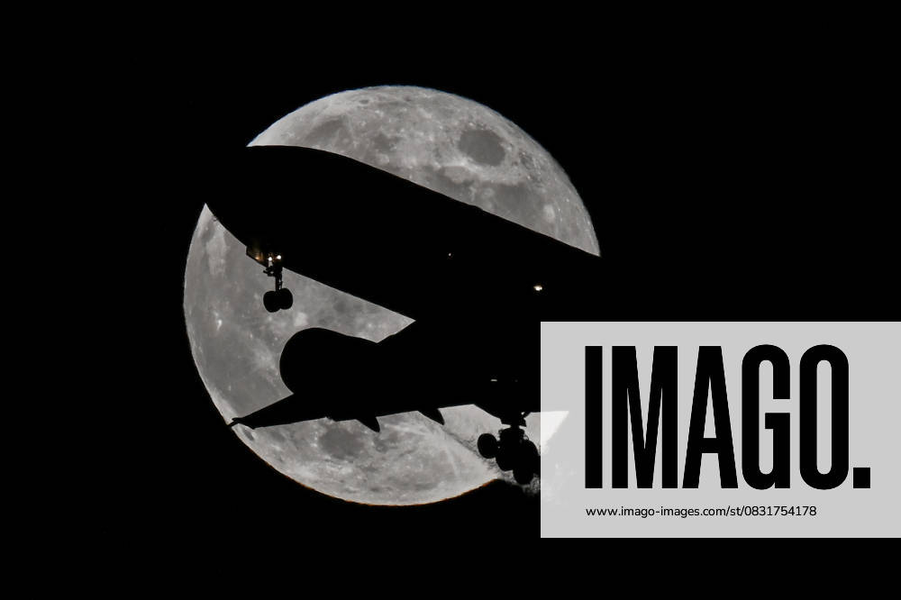 Full Hunter s Moon rises over San Francisco Bay SAN FRANCISCO, CALIFORNIA - OCTOBER 28: A passenger plane flies in front of the full Hunter s Moon as rises over the San Francisco Bay, in Burlingame, California, United States on October 28, 2023. California United States. Editorial use only. Please get in touch for any other usage.